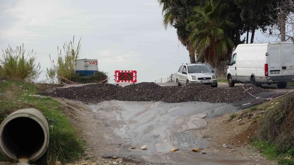 Derenin Debisi Yükselince Yol Kapatıldı
