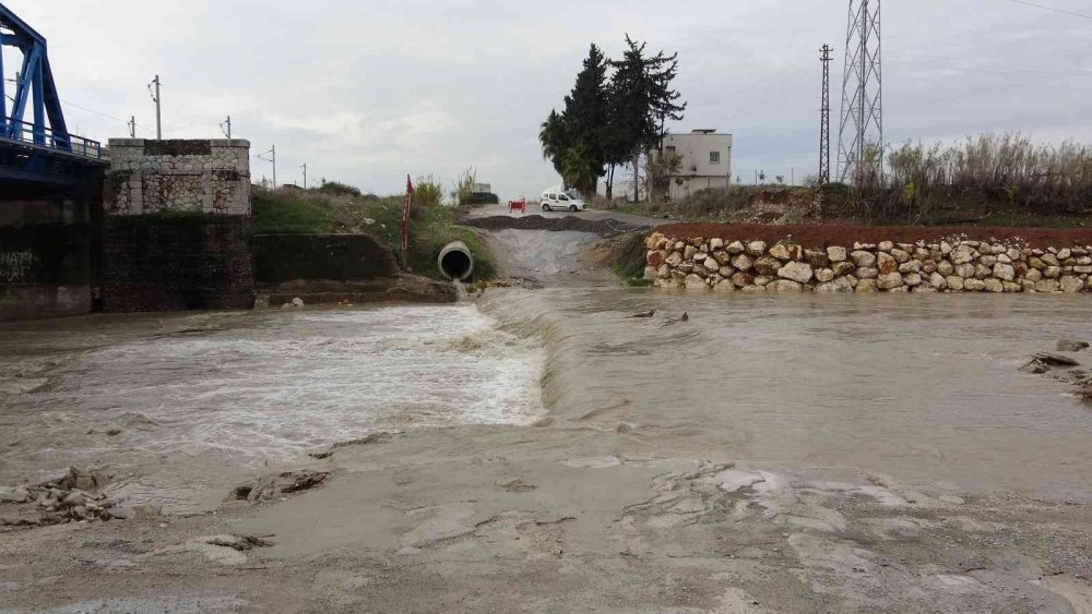 Derenin Debisi Yükselince Yol Kapatıldı