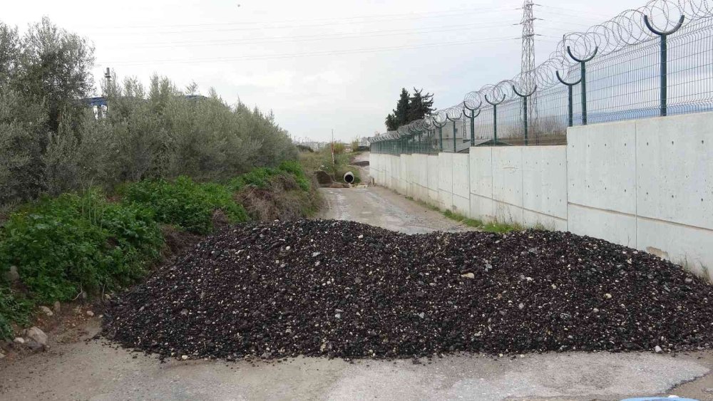 Derenin Debisi Yükselince Yol Kapatıldı