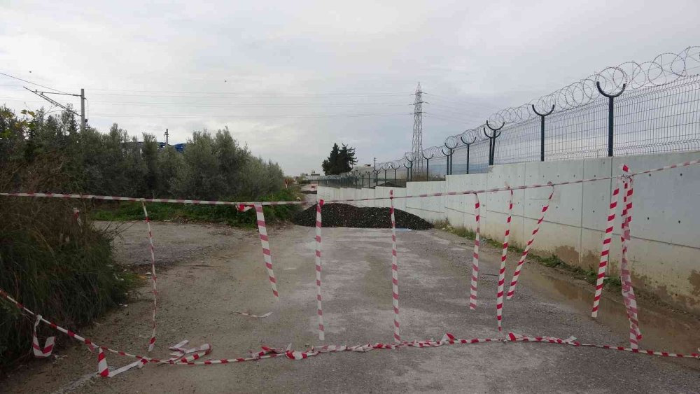 Derenin Debisi Yükselince Yol Kapatıldı