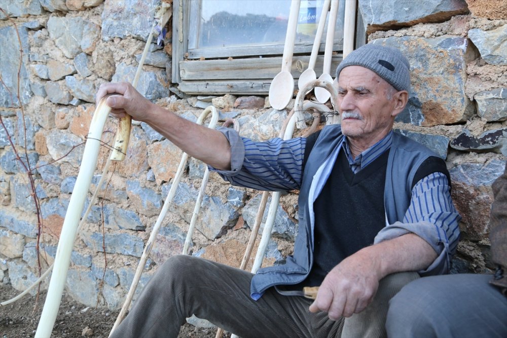 Hobi Olarak Başladığı Baston Yapımında Komşularına "Destek" Oluyor