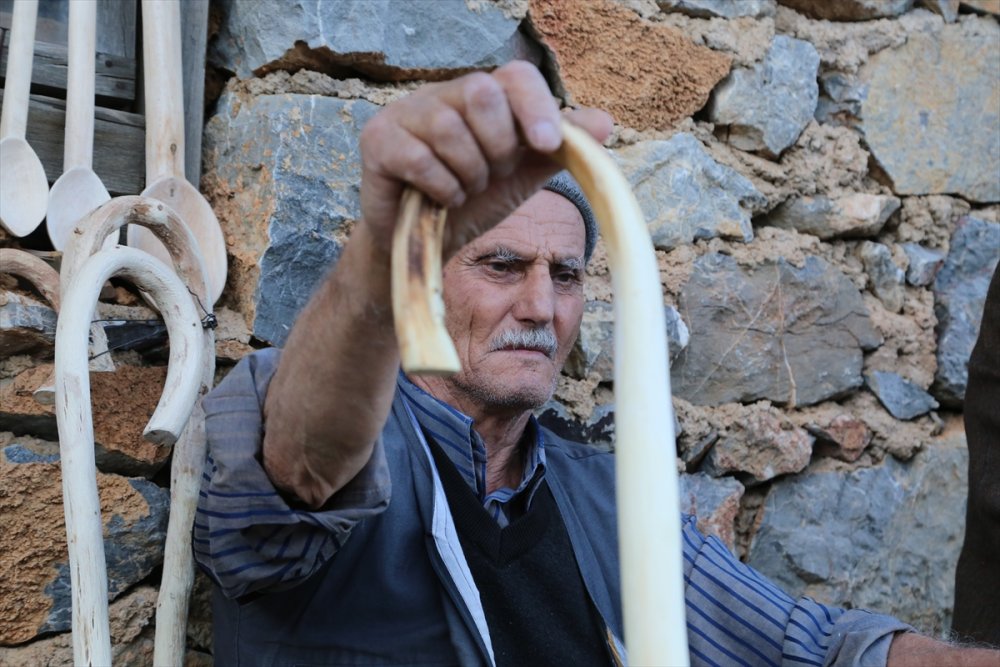 Hobi Olarak Başladığı Baston Yapımında Komşularına "Destek" Oluyor