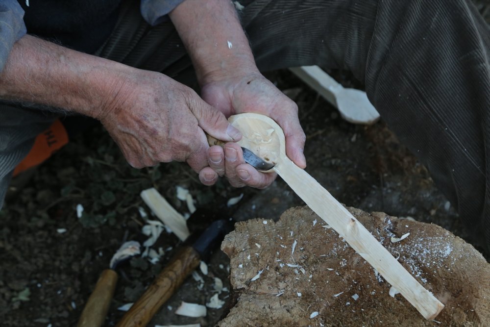 Hobi Olarak Başladığı Baston Yapımında Komşularına "Destek" Oluyor