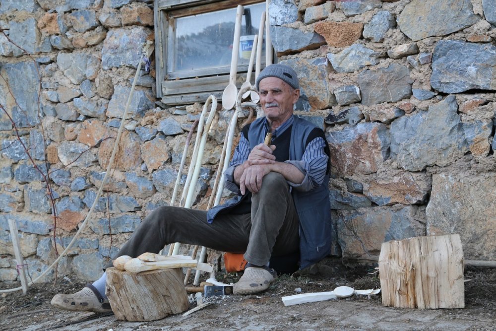 Hobi Olarak Başladığı Baston Yapımında Komşularına "Destek" Oluyor