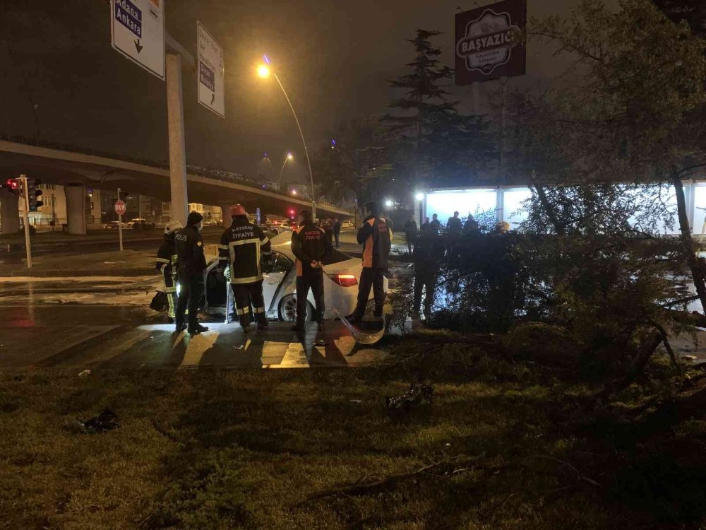 Kontrolden Çıkan Otomobil Ağacı Devirerek Takla Attı: 2 Yaralı