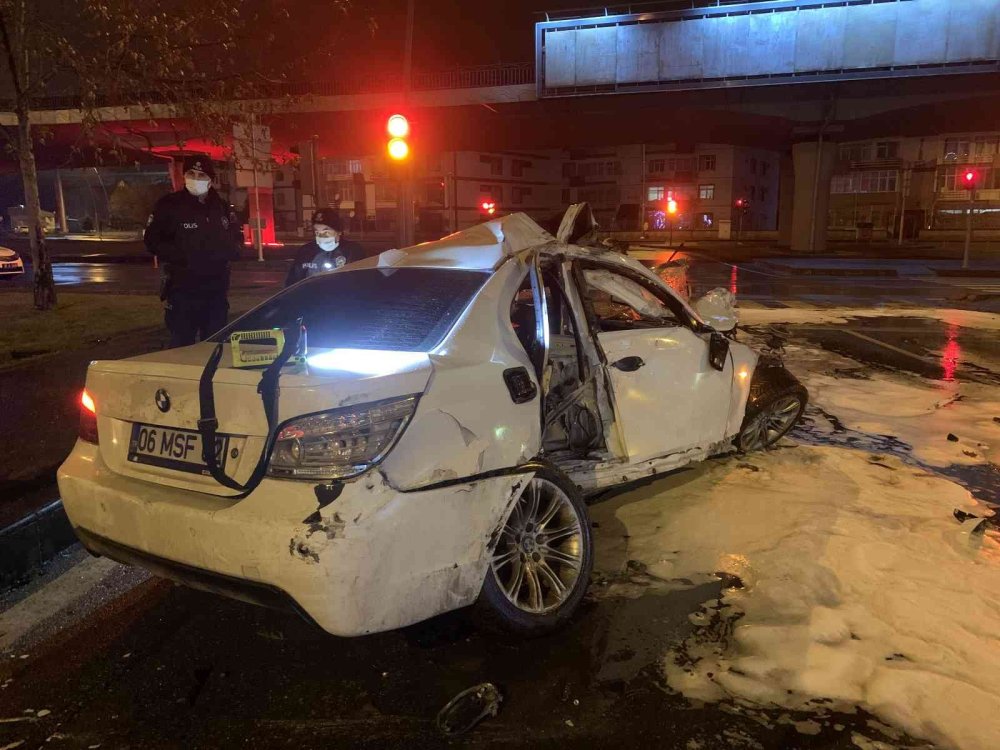 Kontrolden Çıkan Otomobil Ağacı Devirerek Takla Attı: 2 Yaralı