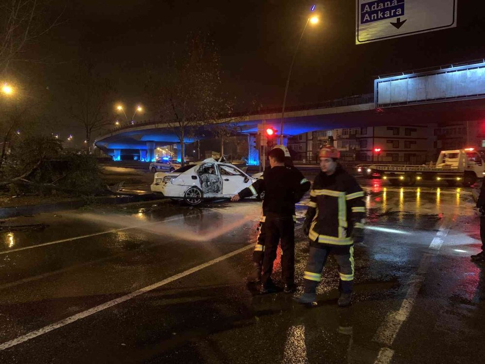 Kontrolden Çıkan Otomobil Ağacı Devirerek Takla Attı: 2 Yaralı