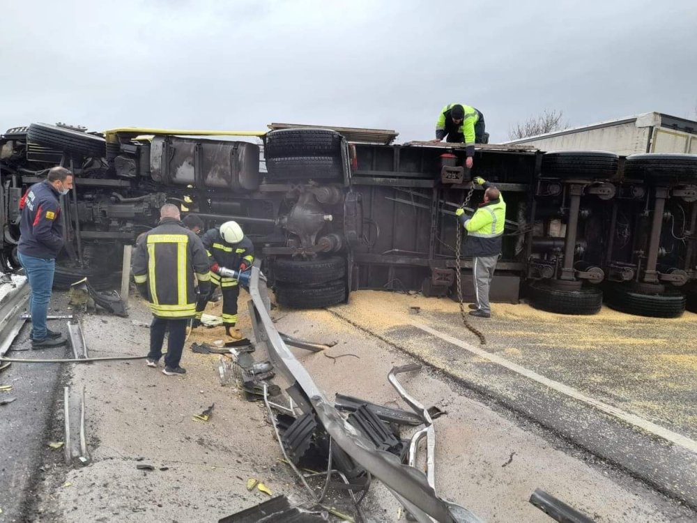 Konya’da Mercimek Taşıyan Tır Devrildi: 1 Yaralı