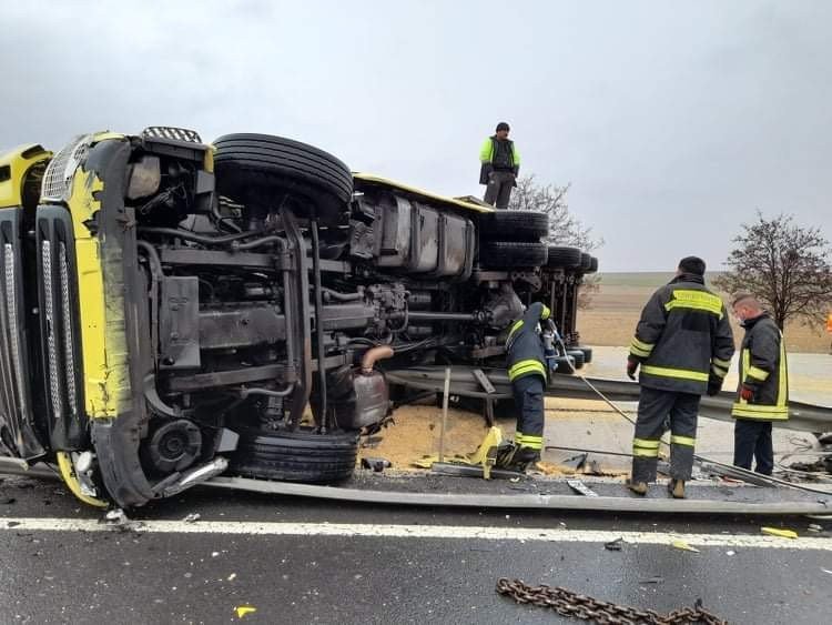 Konya’da Mercimek Taşıyan Tır Devrildi: 1 Yaralı