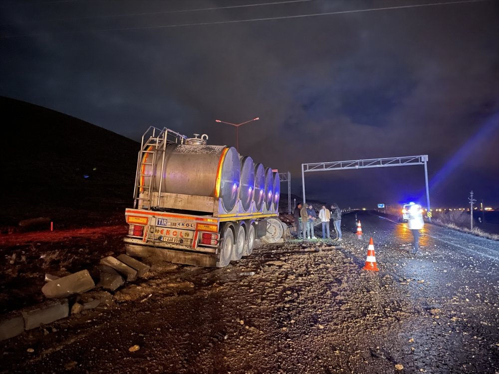 Niğde'de Tır İle Hafif Ticari Aracın Çarpışması Sonucu 4 Kişi Yaralandı