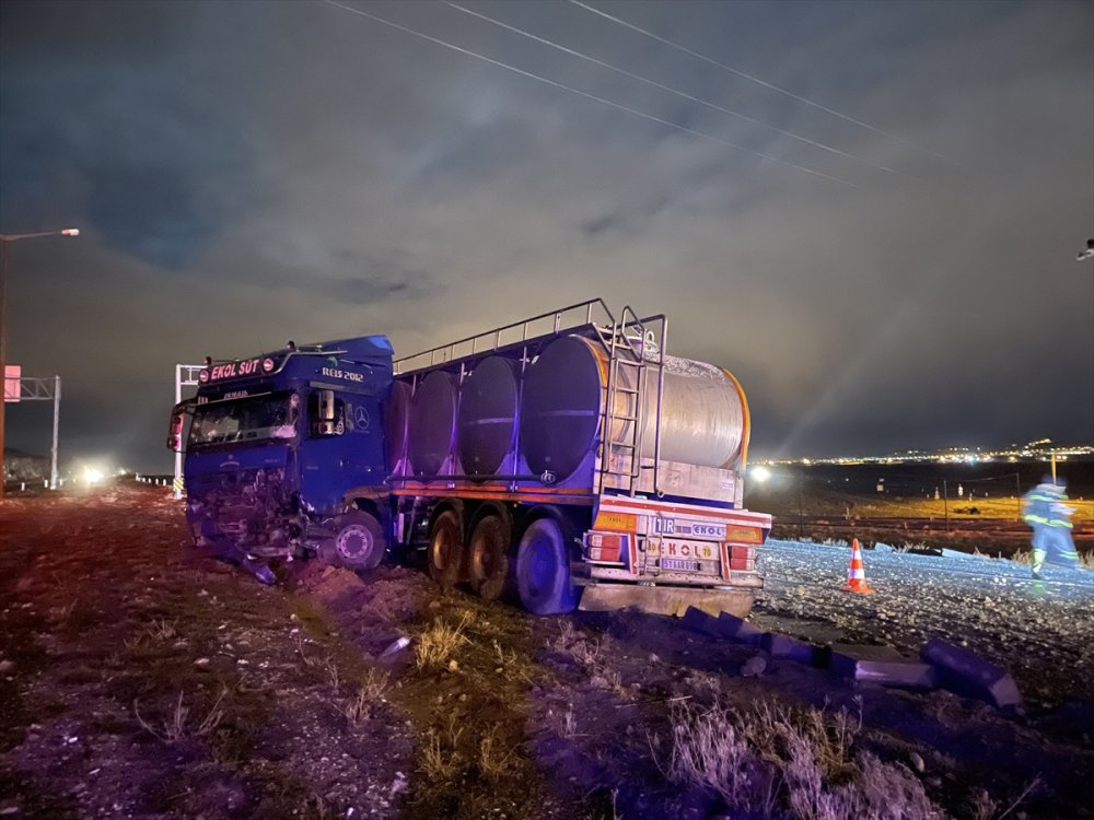 Niğde'de Tır İle Hafif Ticari Aracın Çarpışması Sonucu 4 Kişi Yaralandı