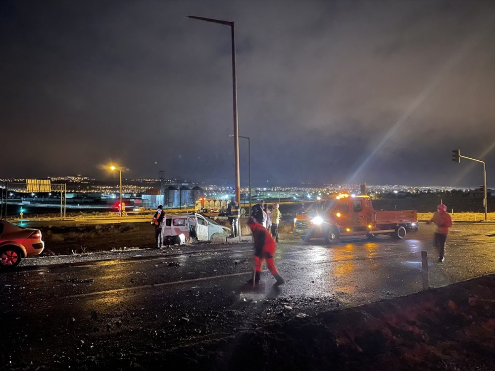 Niğde'de Tır İle Hafif Ticari Aracın Çarpışması Sonucu 4 Kişi Yaralandı