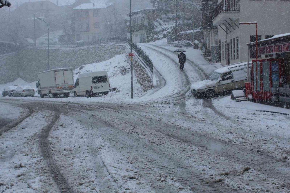 Taşkent’te Kar Yağışı Etkili Oluyor