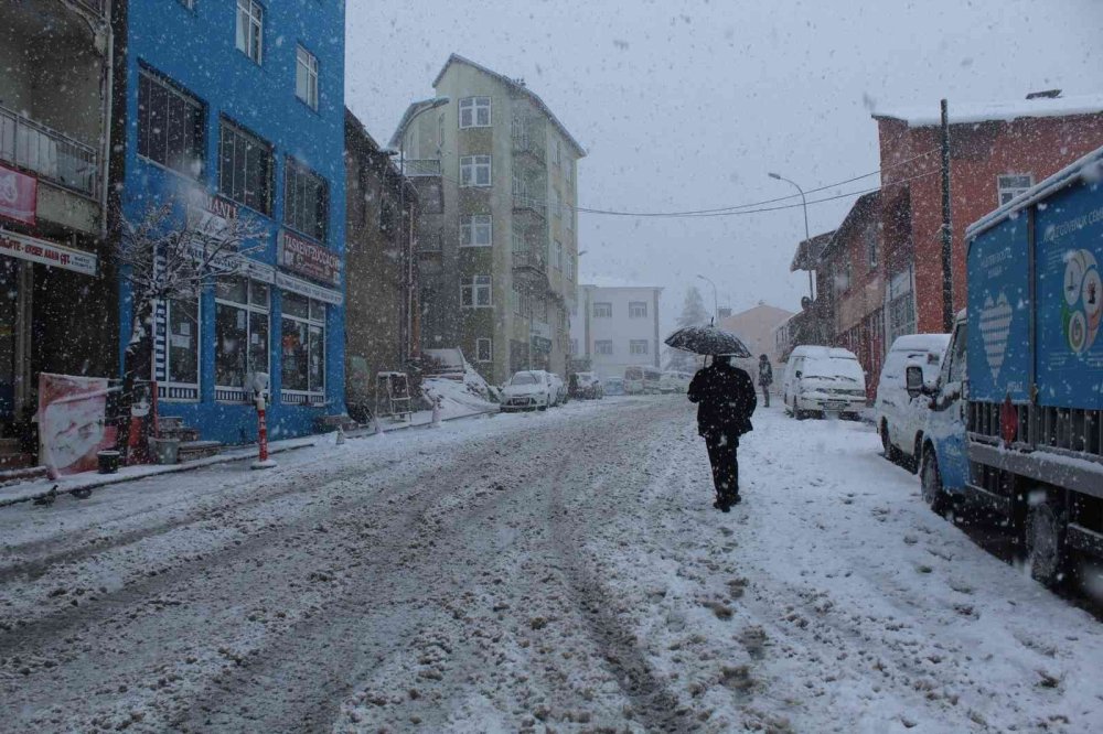Taşkent’te Kar Yağışı Etkili Oluyor