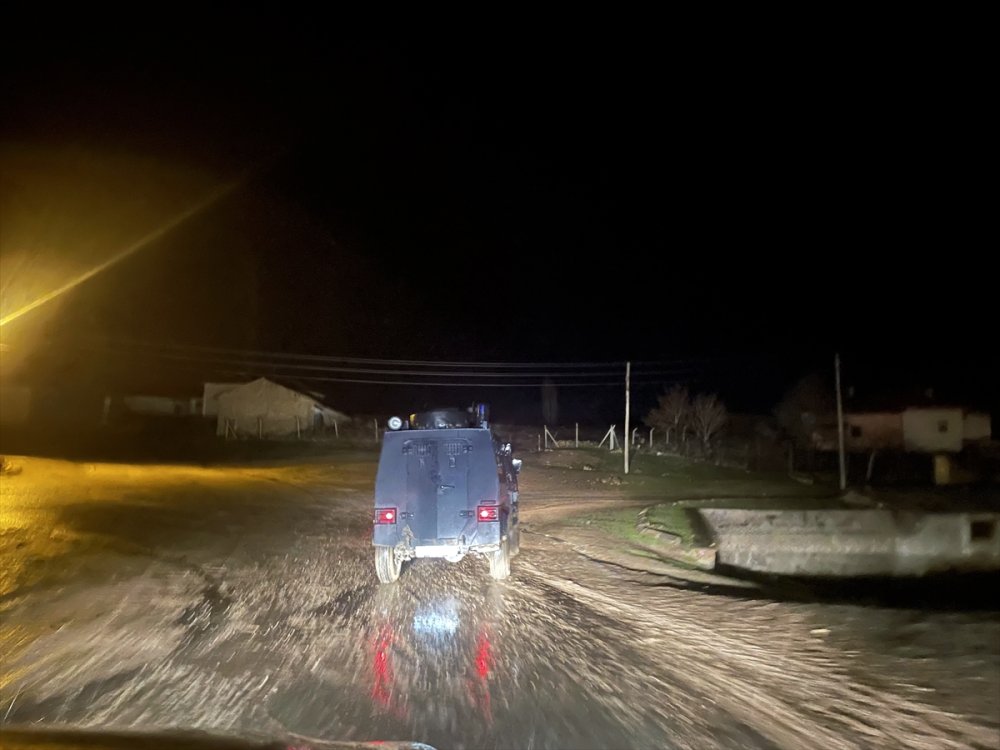 Yardıma Gelen Polis Aracını Çalıp Kaçtı