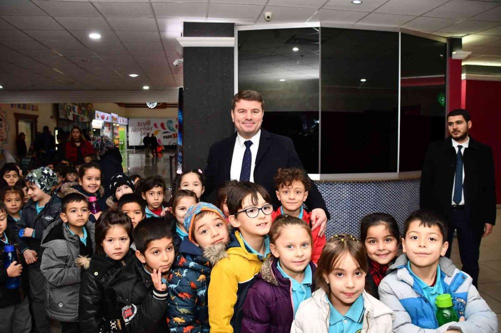 Aksaray’da Karnesini Getiren Öğrencilere Sinema Bileti