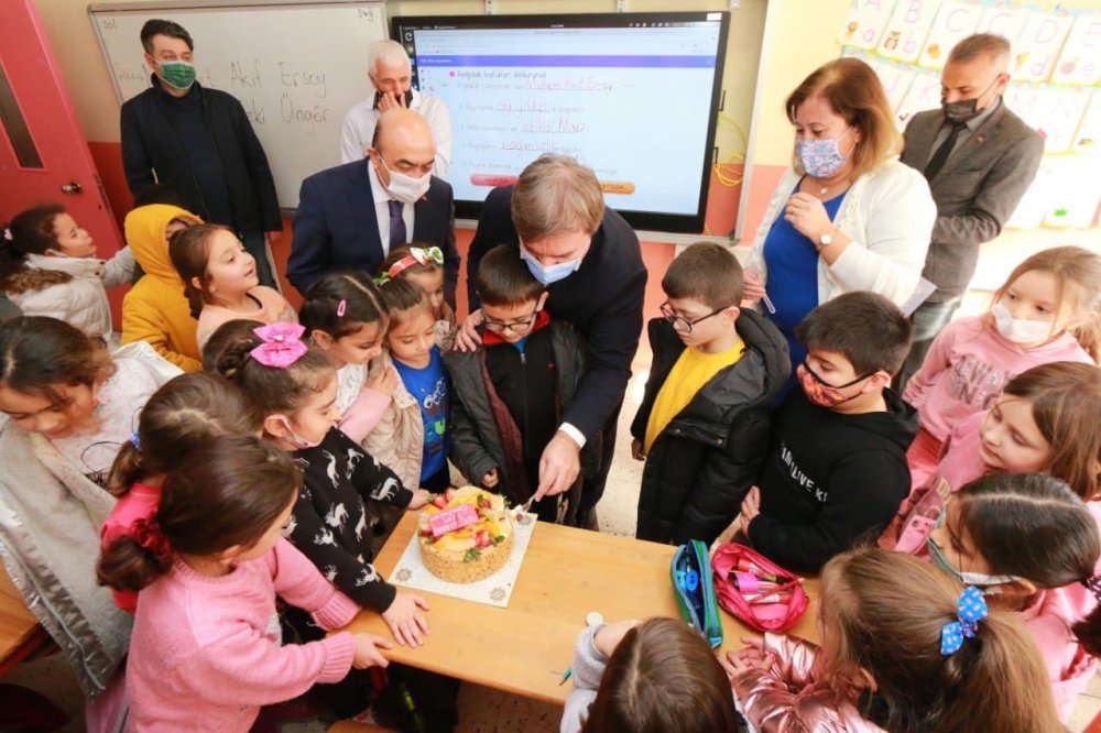 Aksaray'da Miniklerini Yardımına Vali Yetişti