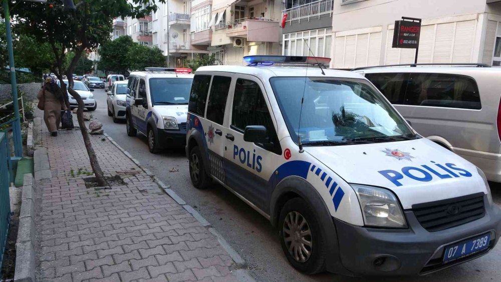 Mahallelinin Çığlıkları Arasında 4. Kattan Atlayan Genç Ağır Yaralandı