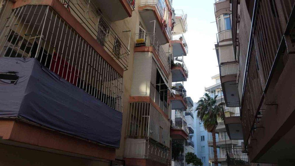 Mahallelinin Çığlıkları Arasında 4. Kattan Atlayan Genç Ağır Yaralandı