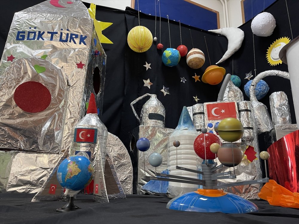 Minikler Atık Malzemelerle Göktürk Uydusu Maketini Yaptı