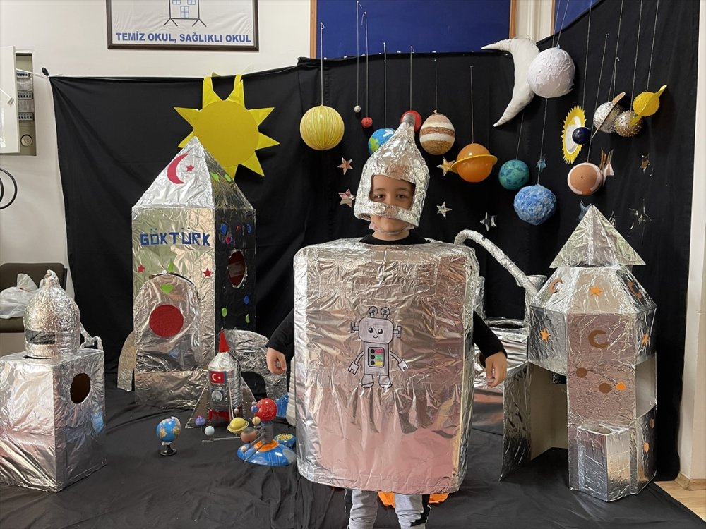 Minikler Atık Malzemelerle Göktürk Uydusu Maketini Yaptı
