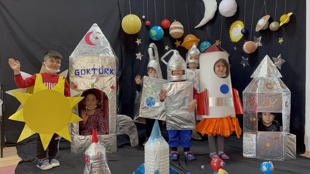 Minikler Atık Malzemelerle Göktürk Uydusu Maketini Yaptı