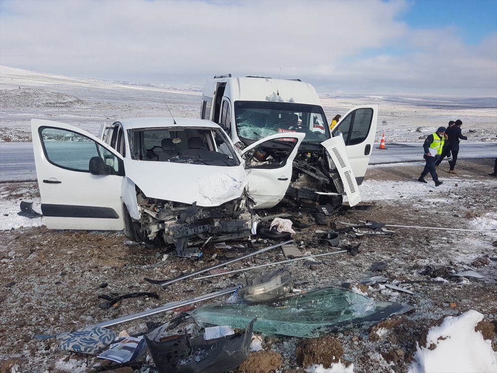 Niğde'de Minibüs İle Hafif Ticari Aracın Çarpışması Sonucu 11 Kişi Yaralandı