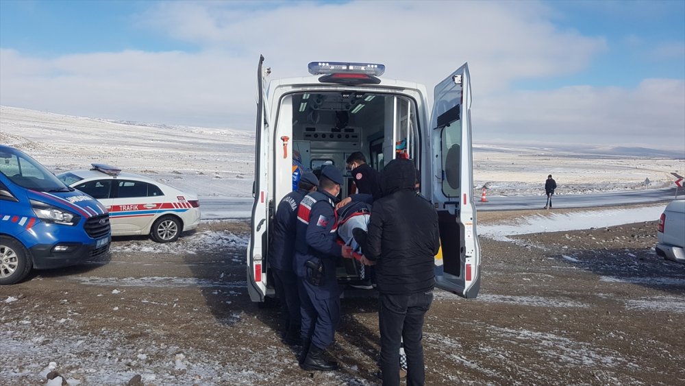 Niğde'de Minibüs İle Hafif Ticari Aracın Çarpışması Sonucu 11 Kişi Yaralandı