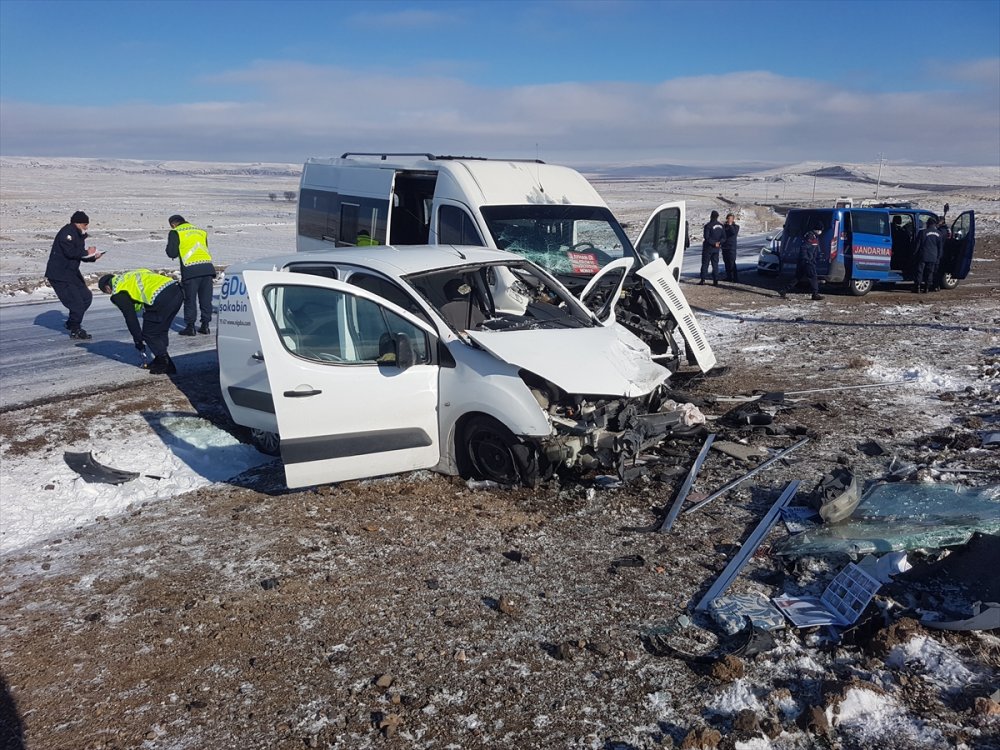 Niğde'de Minibüs İle Hafif Ticari Aracın Çarpışması Sonucu 11 Kişi Yaralandı