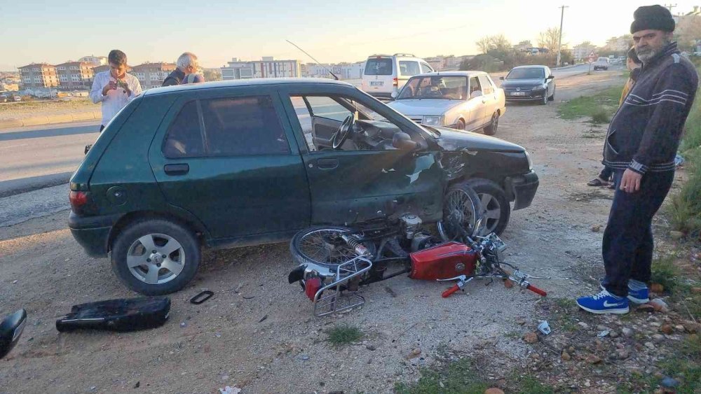 Antalya'da Otomobil İle Motosiklet Çarpıştı