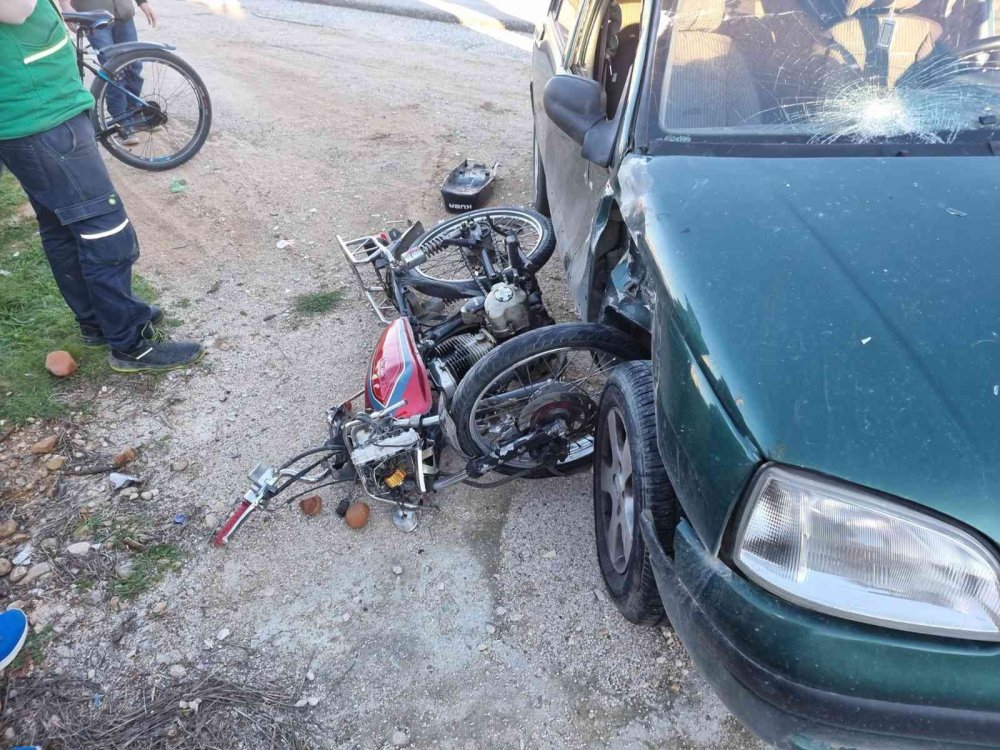 Antalya'da Otomobil İle Motosiklet Çarpıştı