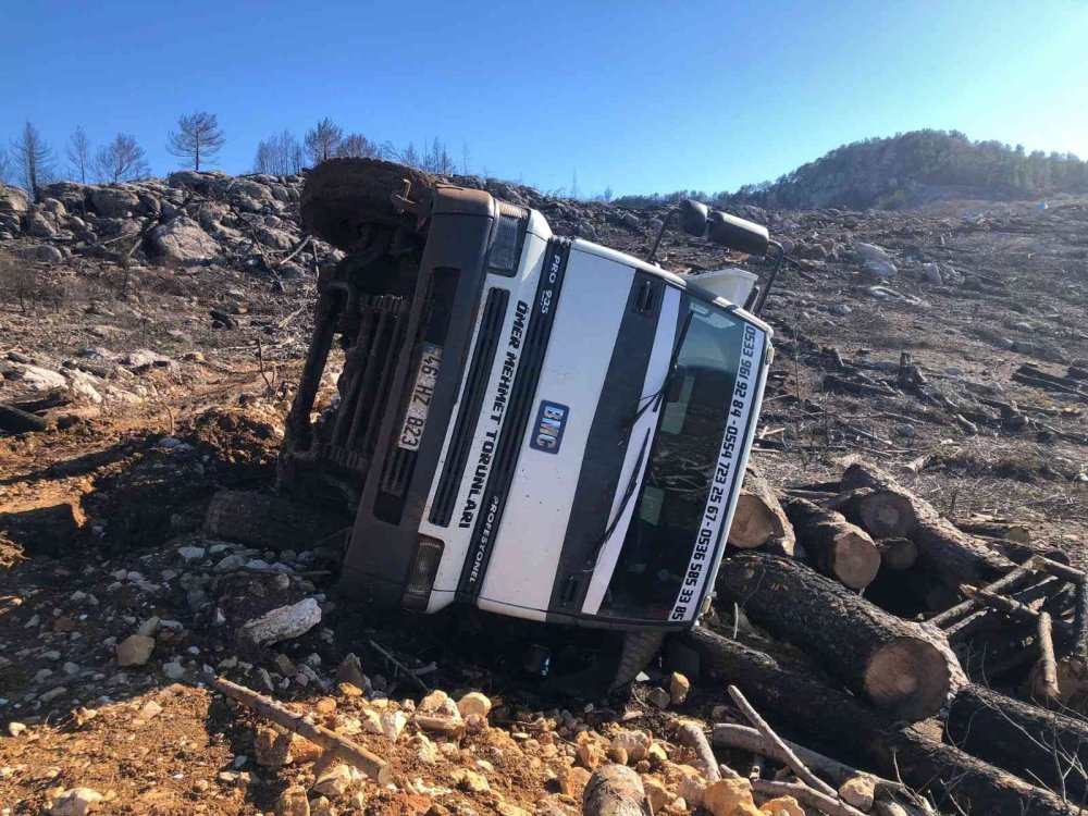 Antalya'da Tomruk Kamyonu Devrildi