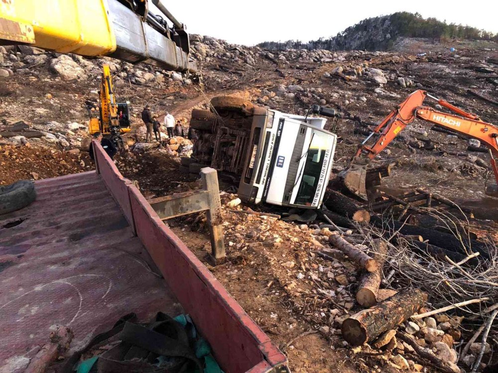 Antalya'da Tomruk Kamyonu Devrildi