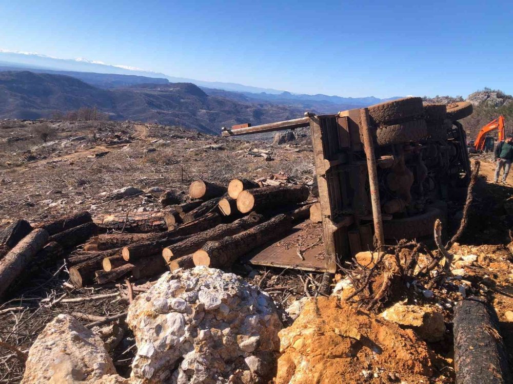 Antalya'da Tomruk Kamyonu Devrildi