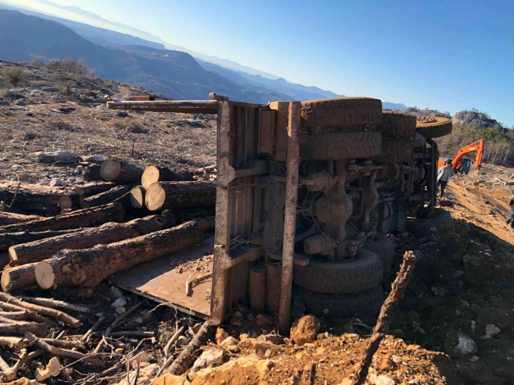 Antalya'da Tomruk Kamyonu Devrildi