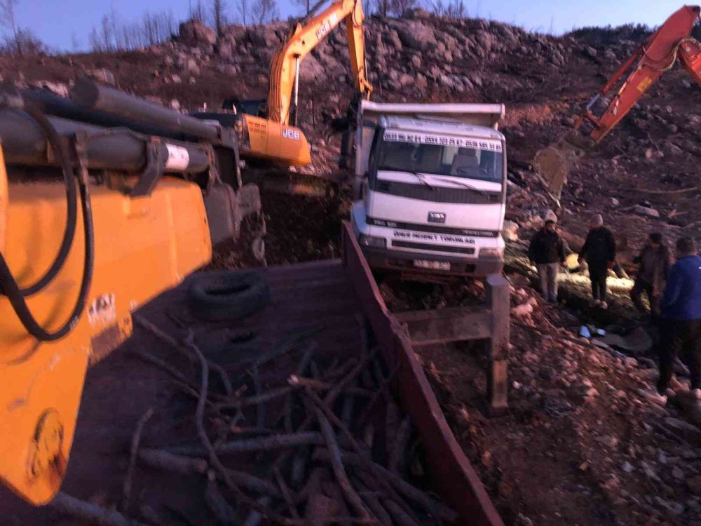 Antalya'da Tomruk Kamyonu Devrildi