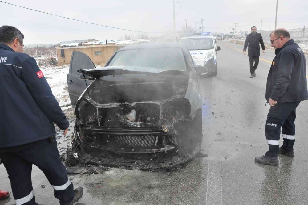 Karaman’da Seyir Halindeki Otomobil Alev Topuna Döndü