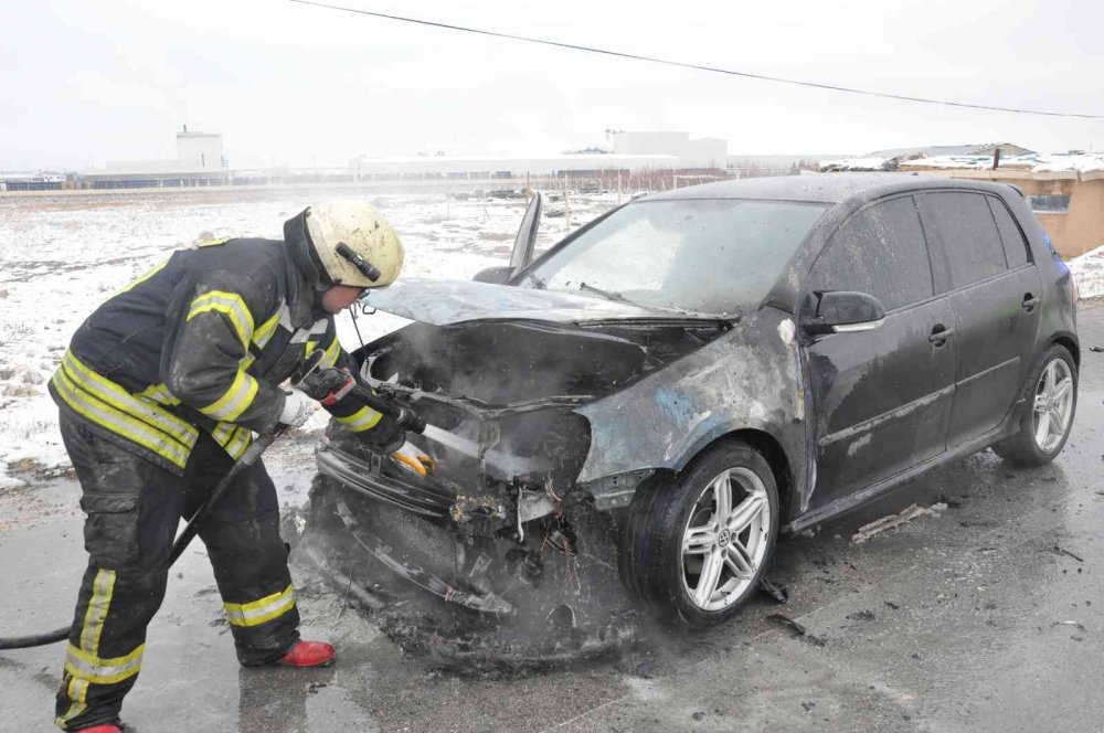 Karaman’da Seyir Halindeki Otomobil Alev Topuna Döndü