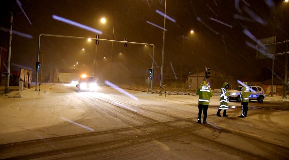 Aksaray Konya Karayolu Kar Ve Tipi Nedeniyle Ulaşıma Kapatıldı