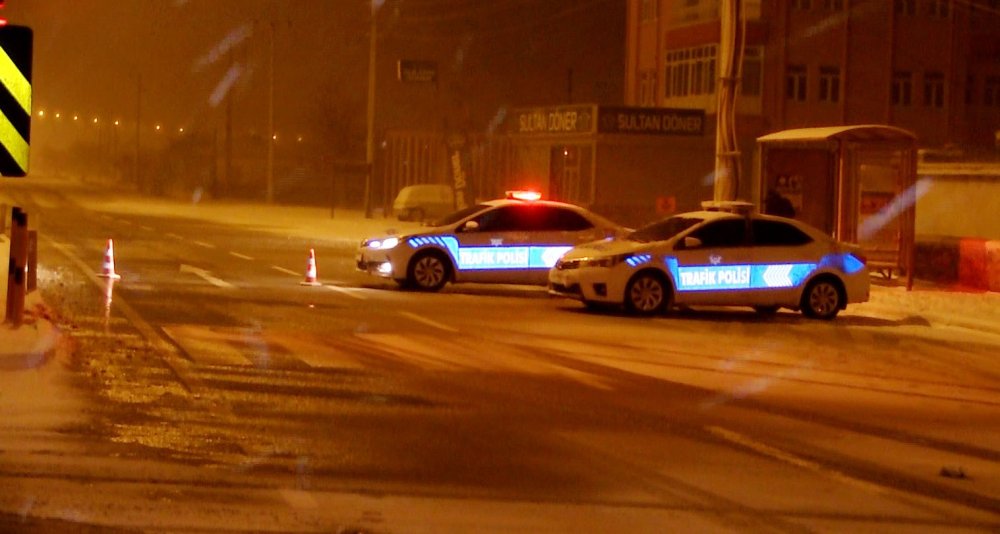 Aksaray Konya Karayolu Kar Ve Tipi Nedeniyle Ulaşıma Kapatıldı