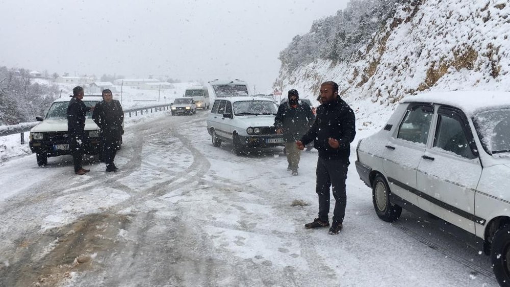 Karaman ve Mersin Arasında Kar Bastırdı