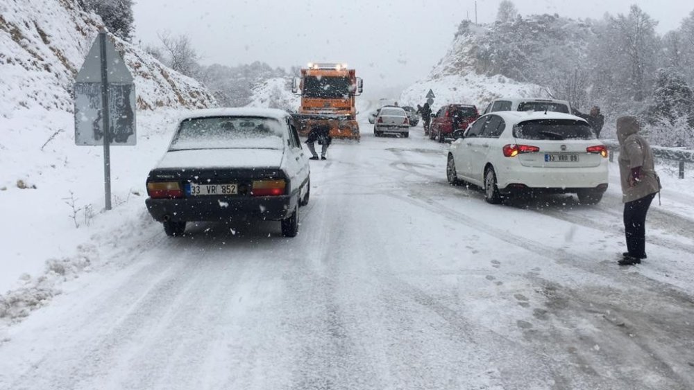Karaman ve Mersin Arasında Kar Bastırdı