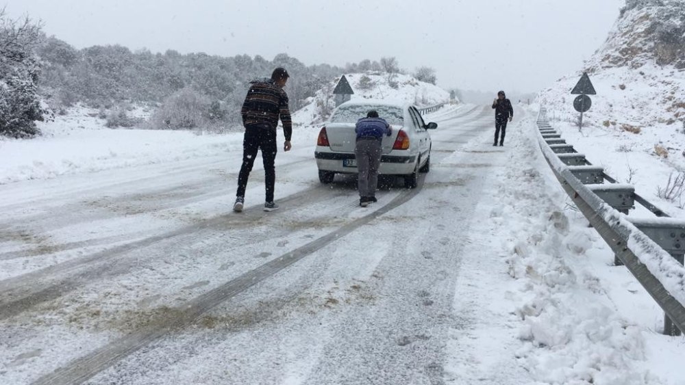 Karaman ve Mersin Arasında Kar Bastırdı