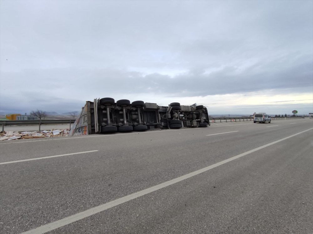 Konya'da Devrilen Tırın Sürücüsü Yaralandı