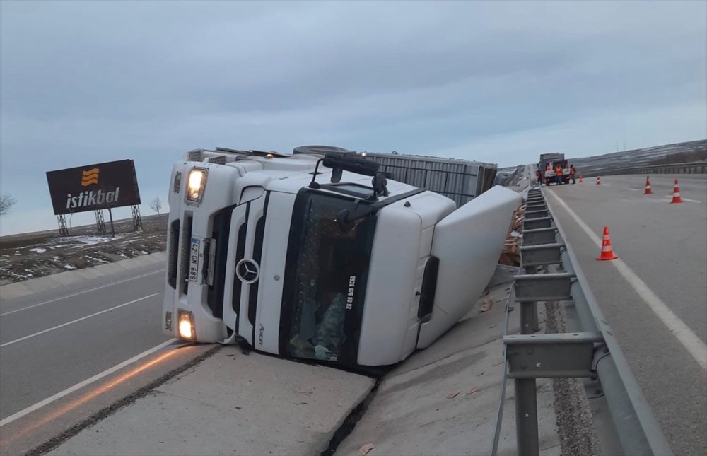 Konya'da Devrilen Tırın Sürücüsü Yaralandı