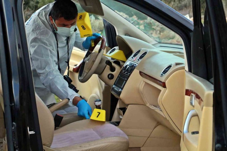 Otomobilin Camını Kırıp 30 Bin Liralık Bilgisayar Çaldılar, Köşeye Sıkışınca Araçlarını Bırakıp Kaçtılar