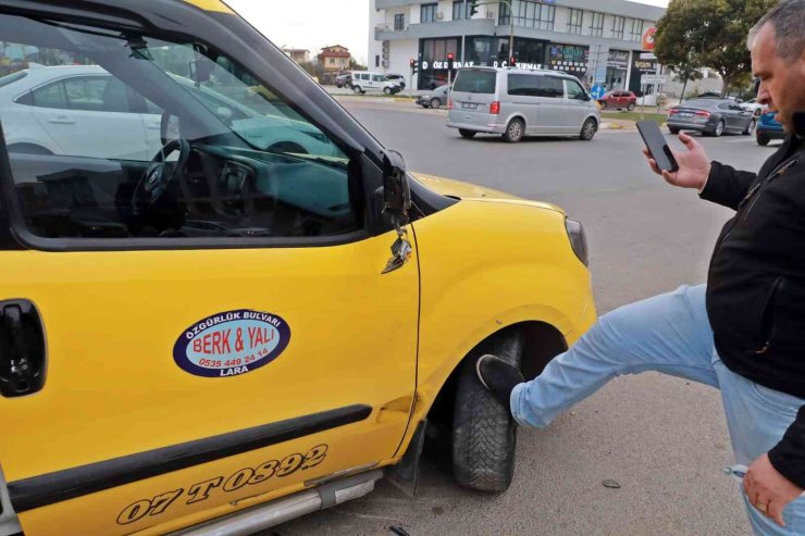Otomobilin Camını Kırıp 30 Bin Liralık Bilgisayar Çaldılar, Köşeye Sıkışınca Araçlarını Bırakıp Kaçtılar