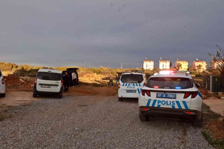 Otomobilin Camını Kırıp 30 Bin Liralık Bilgisayar Çaldılar, Köşeye Sıkışınca Araçlarını Bırakıp Kaçtılar