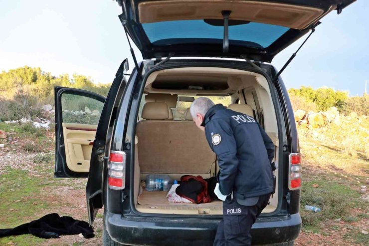 Otomobilin Camını Kırıp 30 Bin Liralık Bilgisayar Çaldılar, Köşeye Sıkışınca Araçlarını Bırakıp Kaçtılar