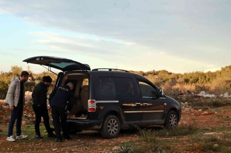 Otomobilin Camını Kırıp 30 Bin Liralık Bilgisayar Çaldılar, Köşeye Sıkışınca Araçlarını Bırakıp Kaçtılar